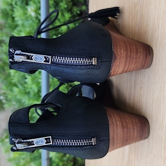 UGG Yasmin Lace Up Black Wedge Sandal Size 9 - Picture 4 of 14